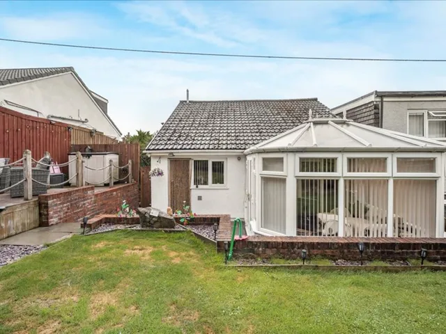 23 Silverhill Close, Pontypridd CF37 4HU