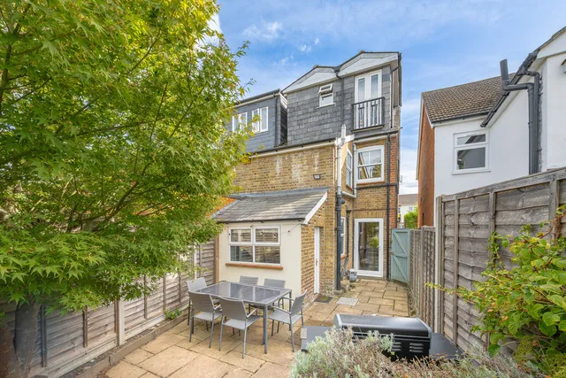 49 Queens Road, Woking GU21 2ED
