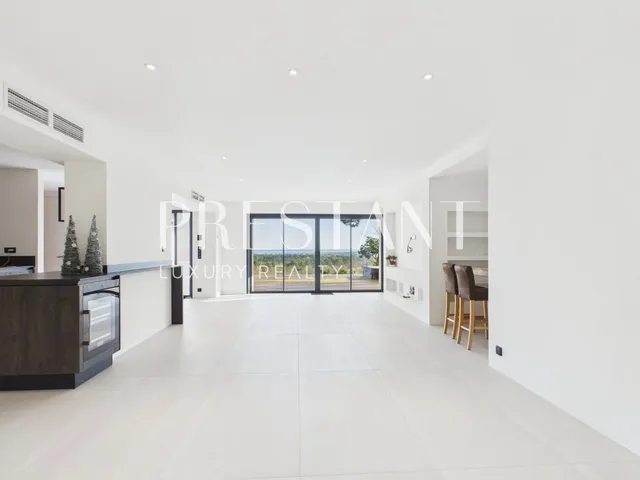 Exceptional Contemporary Villa Between Golf Course and Panoramic Views