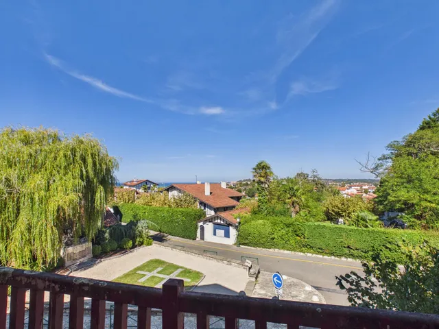 House to renovate in the heart of Guéthary - 278 sqm, 7 bedrooms, 4,210 sqm park, ocean view from the floors