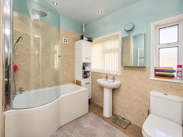10 Cotswold Road, Southampton SO16 4AY