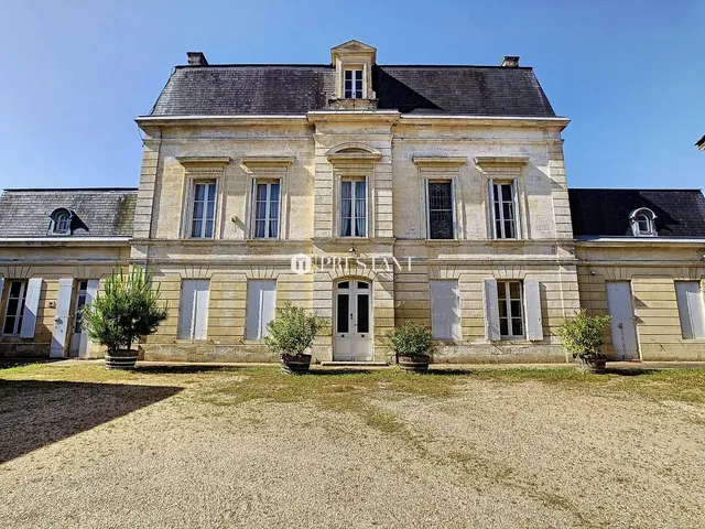 Listed Castle of 15 hectares with views over Saint-Emilion