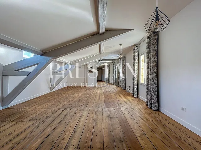 Hyper center of Bordeaux - stone building - T2 of 62.50 carrez - top floor with elevator