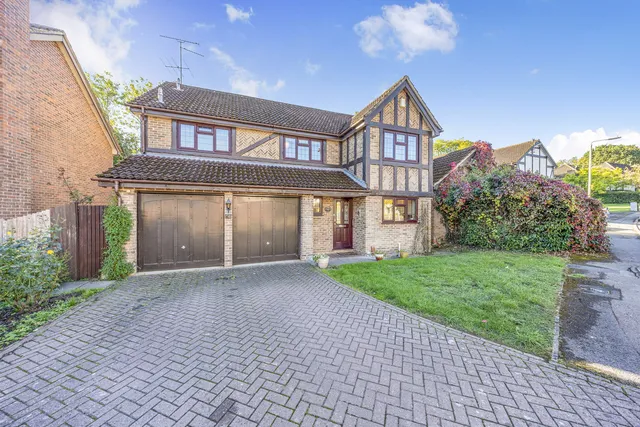 56 Ryhill Way, Reading RG6 4AZ