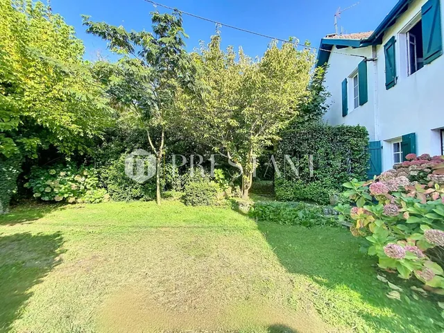 Charming old house with a large garden in the heart of Cinq Cantons in Anglet.