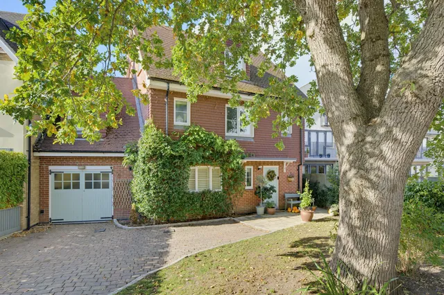 56 Barton Court Avenue, New Milton BH25 7HG