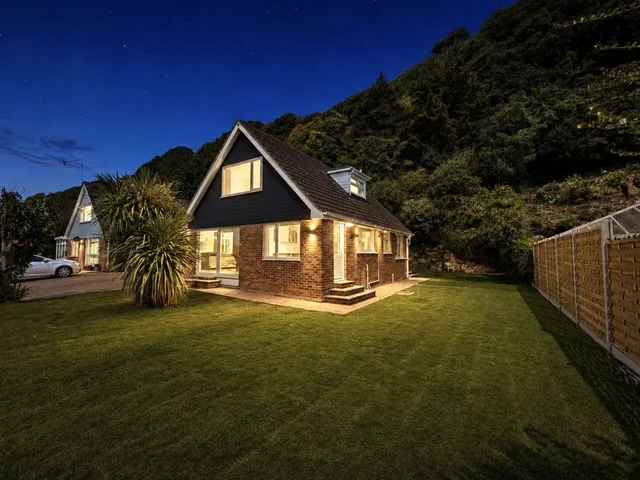 16 Castle Court, Ventnor PO38 1UE