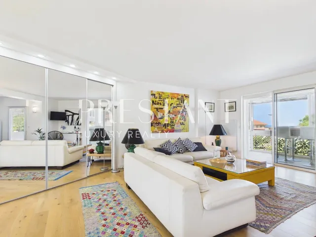 Sea view apartment — Terrace — Lift and Parking space.
