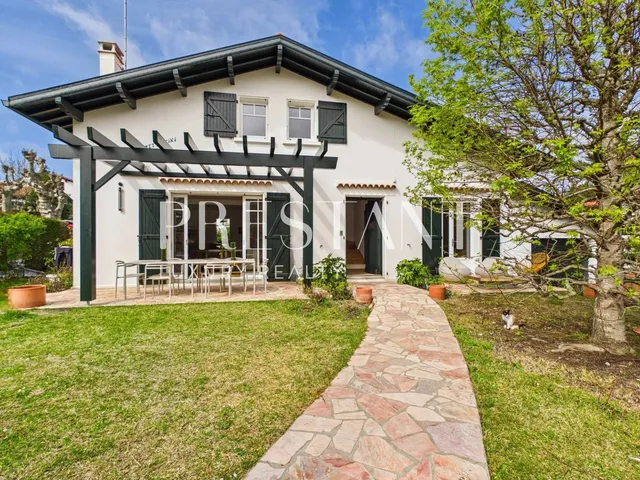 Rare in the heart of Guéthary, renovated home with garden