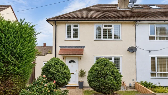 24 Leas Dale, London SE9 3BZ