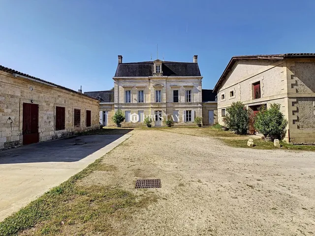 Listed Castle of 15 hectares with views over Saint-Emilion