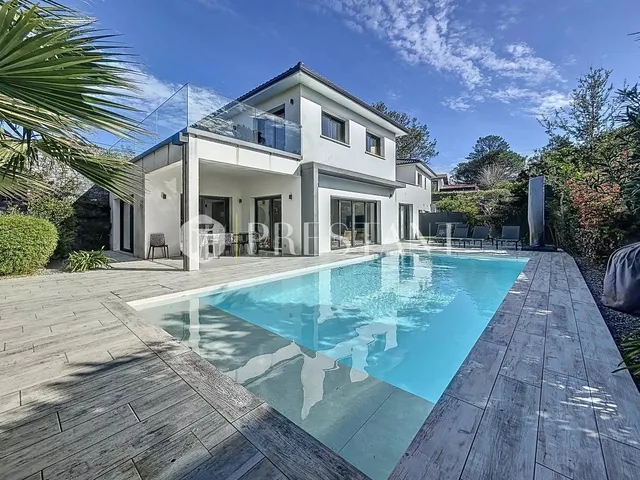 Anglet Chiberta - Ensemble immobilier pour une surface totale de 220 m2 habitables, édifié sur un terrain arboré et paysagé de presque 1 000 m2 avec piscines