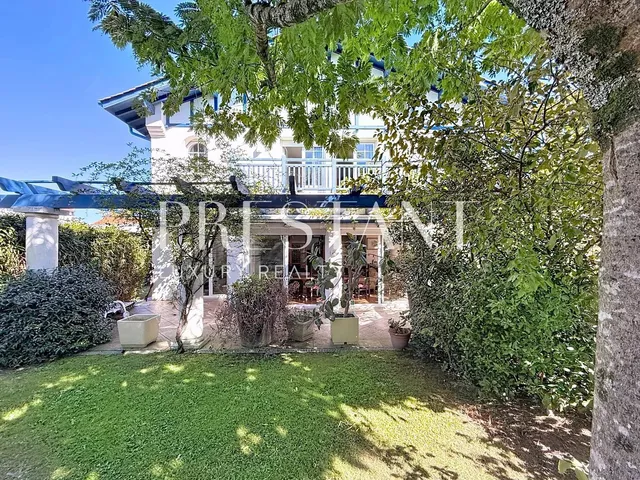 Biarritz - Beautiful contemporary Basque house of 230sqm with garden near the city center.