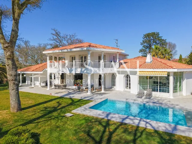 In Biarritz - Character property on a beautiful plot of 1,900 m2 in a residential and preserved area.