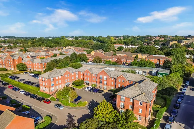 7 Thornbury Close, London NW7 1HH