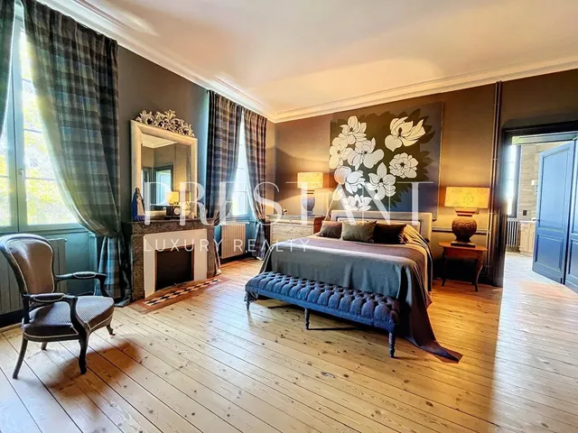 Beautifully renovated Napoleon III-style property in a revitalizing green setting