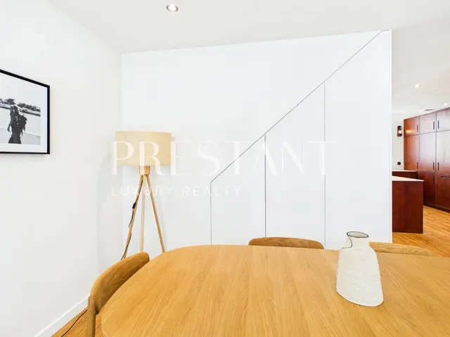 City center, elegant townhouse with parking