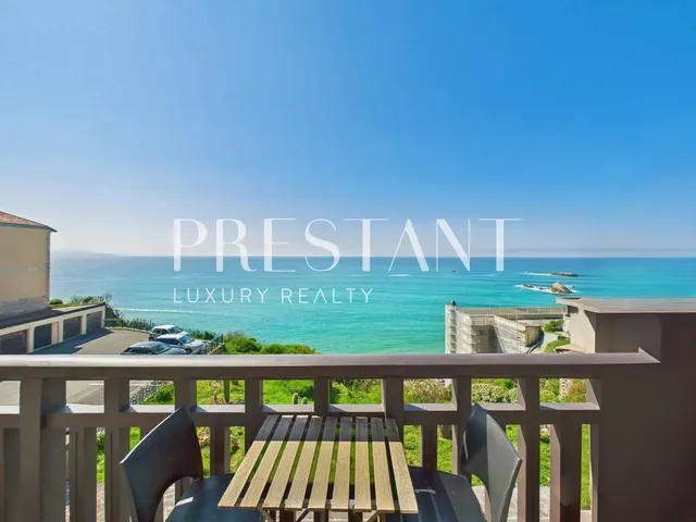 Very well located, rare apartment with large terrace and breathtaking ocean view
