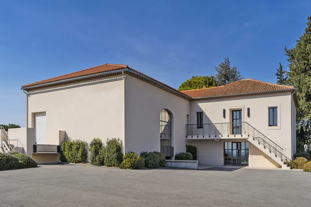 Commercial property in Chateauneuf Du Pape, Provence - Var