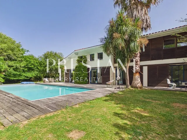 Architect-Designed Villa, Peaceful Setting, Swimming Pool and Tree-Lined Park.
