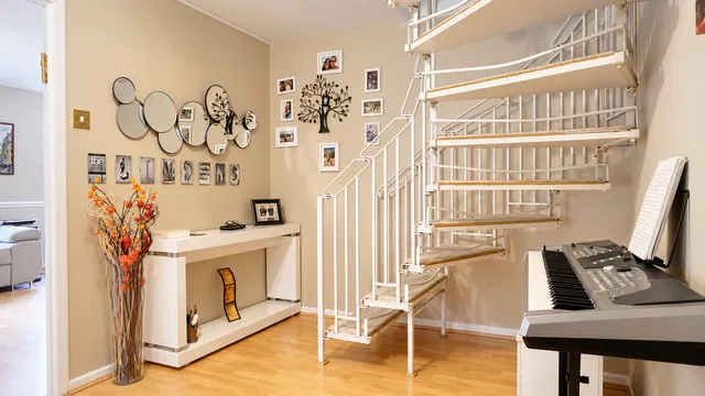 33 Springwood Crescent, Edgware HA8 8SE