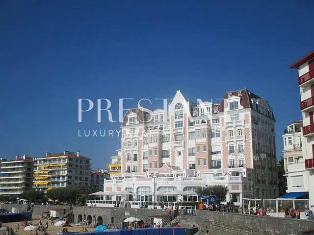 Prestigious studio in the heart of the historic center just a few steps from the beach