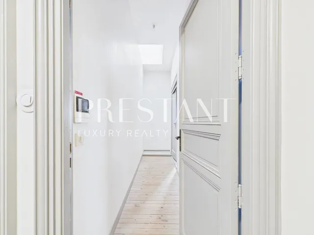 Bordeaux Chartrons – Top-Floor Character Apartment to Reinvent on the Riverfront