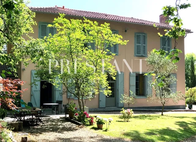 OLD FRENCH PROPERTY WITH SWIMMING POOL CLOSE TO THE CITY CENTER
