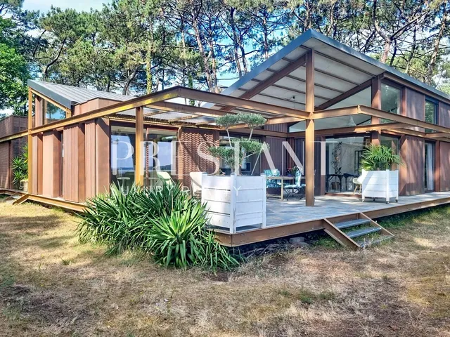 Unique architect-designed waterfront villa on Lacanau Lake