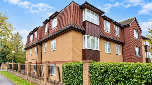 Du Cros Drive, Middx HA7 4SY