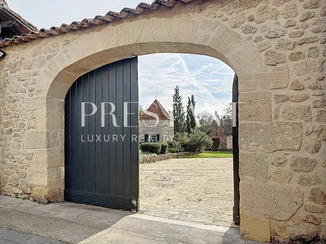 Beautiful country house on the heights with swimming pool and outbuildings
