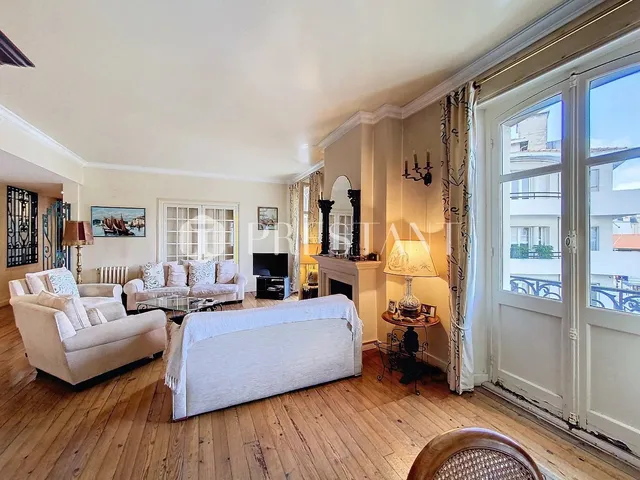 Character 4-room apartment in Biarritz, a stone's throw from Place Clemenceau