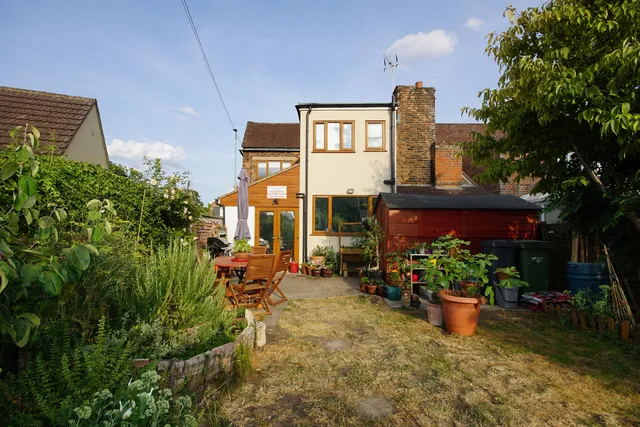 Wellington Cottage Bristol Road, Cambridge GL2 7BD