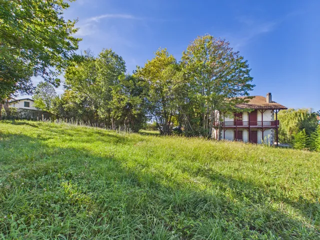 House to renovate in the heart of Guéthary - 278 sqm, 7 bedrooms, 4,210 sqm park, ocean view from the floors