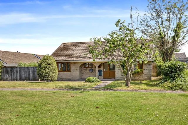17 Little Dene Copse, Lymington SO41 8EW