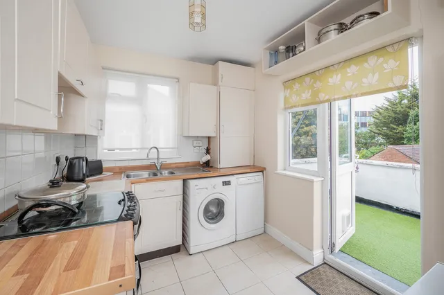 85a Vincent Gardens, London NW2 7RH