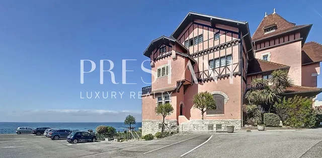 Very well located, rare apartment with large terrace and breathtaking ocean view