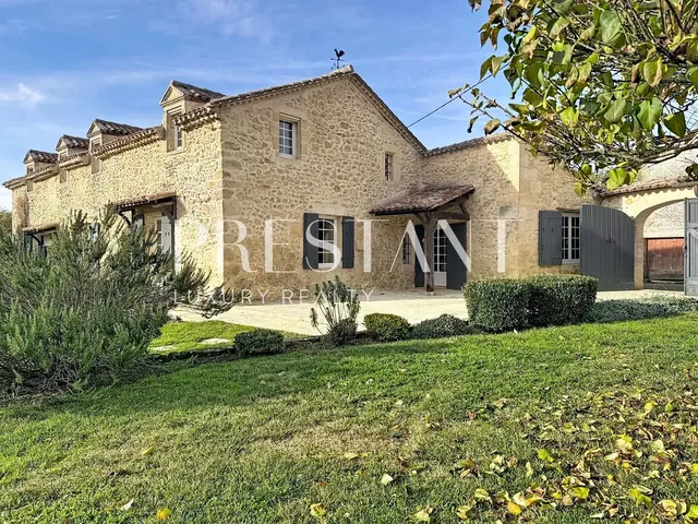 Beautiful country house on the heights with swimming pool and outbuildings