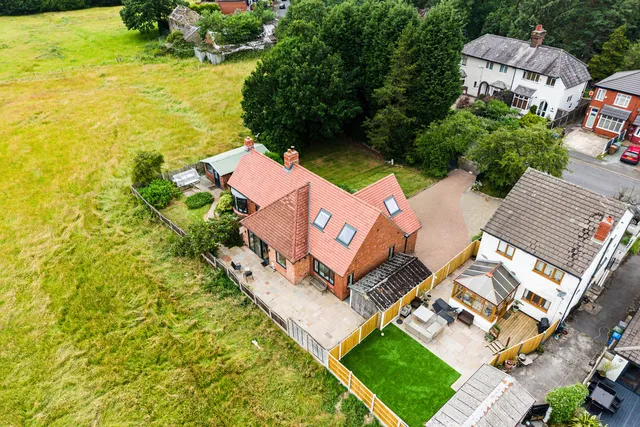 87 Apethorn Lane, Hyde SK14 5DL