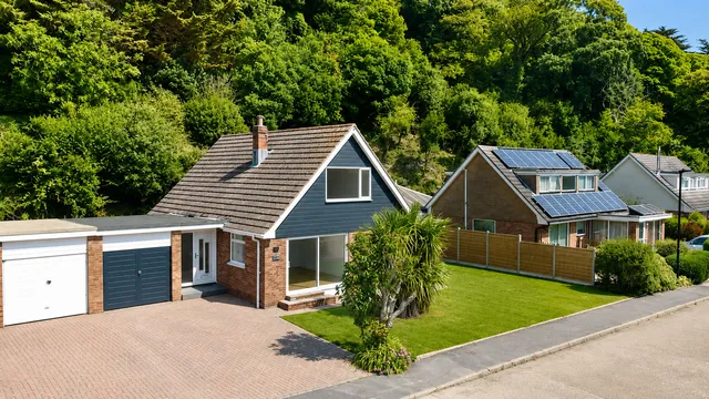 16 Castle Court, Ventnor PO38 1UE