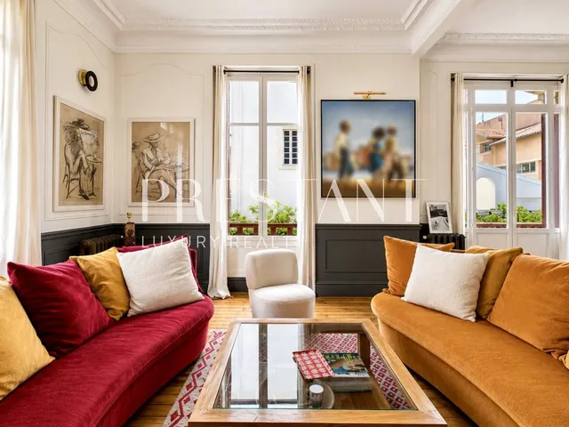 Elegant Bourgeois Apartment in the Heart of Biarritz with Terrace and Private Parking