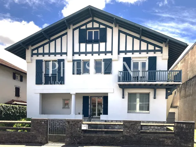 Large house for sale in Bayonne.
