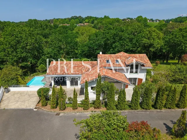 ARCANGUES – Contemporary house – Wooded park – Pond view – Heated pool