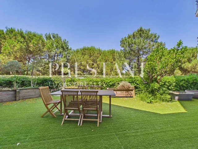 Charming duplex just steps from the beaches, with garage and private garden.