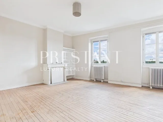 Bordeaux Chartrons – Top-Floor Character Apartment to Reinvent on the Riverfront