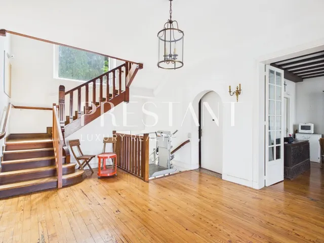 Large house for sale in Bayonne.