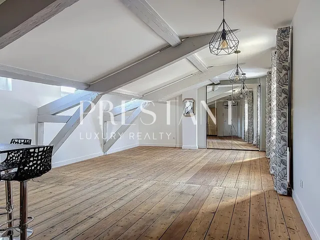 Hyper center of Bordeaux - stone building - T2 of 62.50 carrez - top floor with elevator
