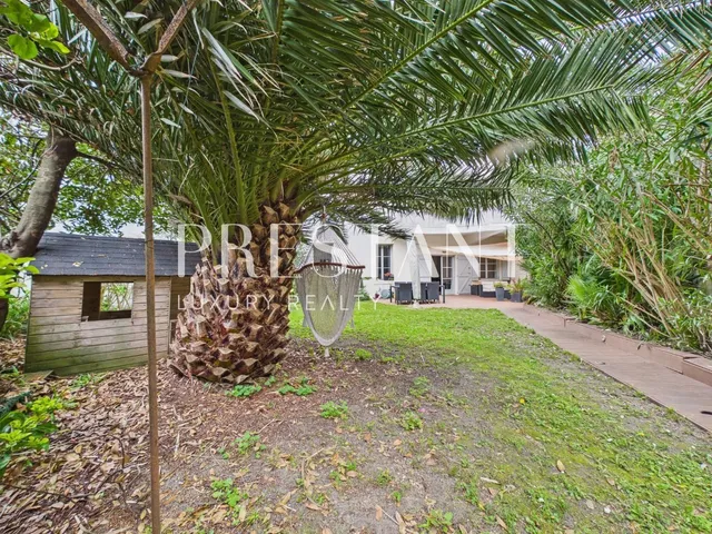 Biarritz city centre — Private garden approx. 250 sqm, townhouse with potential, garage