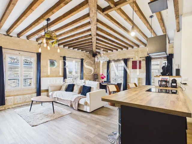 Charming apartment with exposed beams and convertible attic in Bordeaux city cente