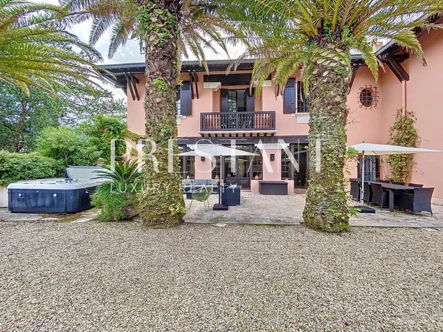 Anglet Chiberta, Maison de 370 m², parc de 4 200 m², piscine, jacuzzi, 7 chambres, à quelques pas des plages et du golf de Chiberta. Charme ancien et confort moderne.